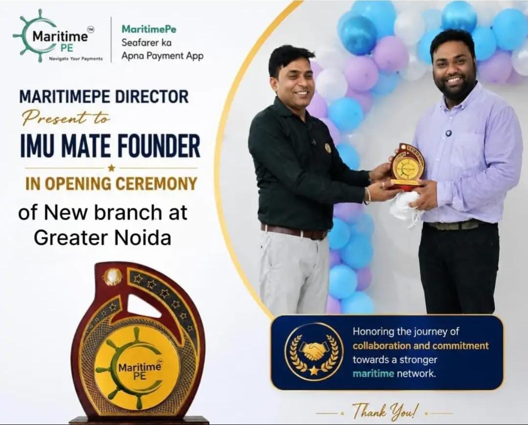 MaritimePe Director presenting a memento to the IMU Mate founder at the opening ceremony of the new branch at Greater Noida